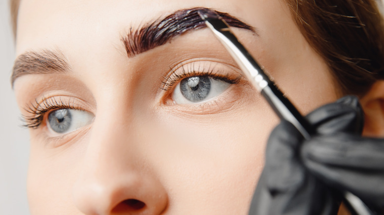 woman dyeing eyebrows