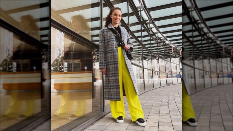 Trenchcoat and yellow pants