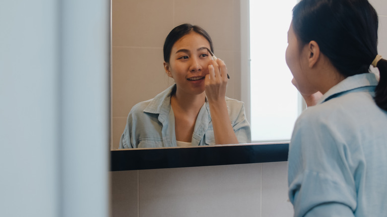 A woman filling in her eyebrows