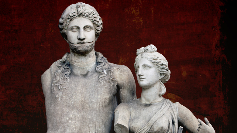 A Roman-style couple of statues