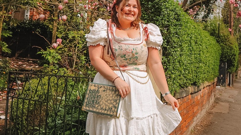 Influencer in prairie dress