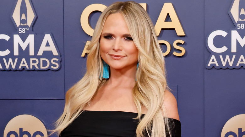 Miranda Lambert wearing a plain black dress at the 2024 CMAs.