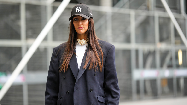 model wearing NY baseball cap