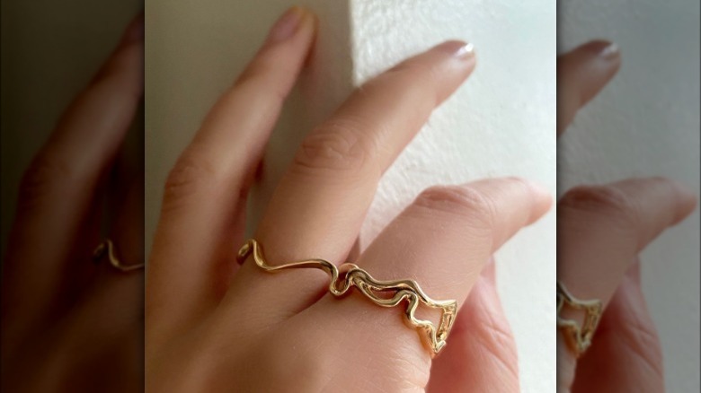 Double-finger gold ring