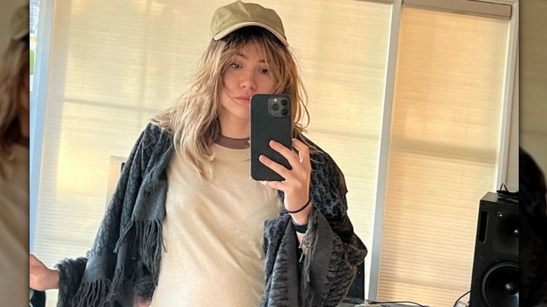 Suki Waterhouse mirror selfie