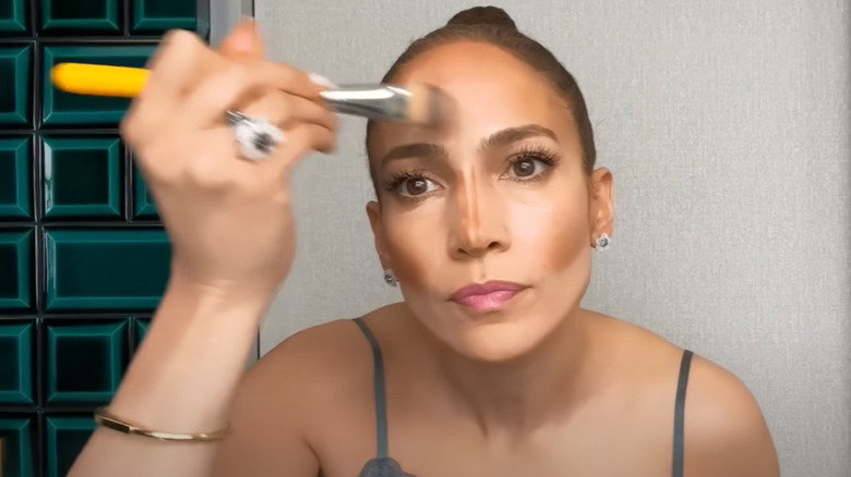 Jennifer Lopez applying foundation