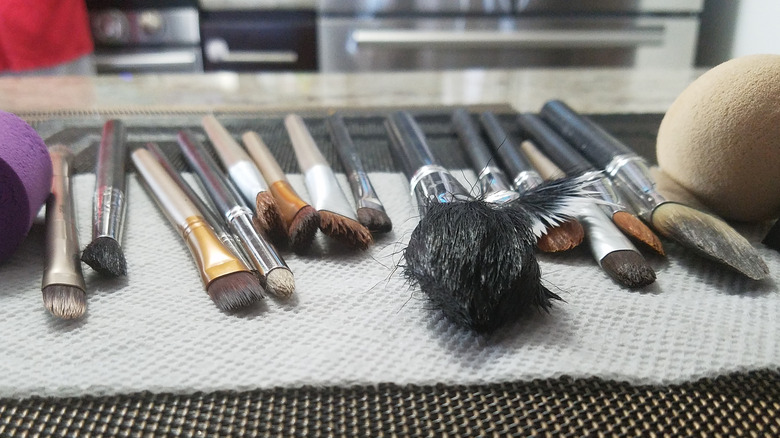 clean makeup brushes