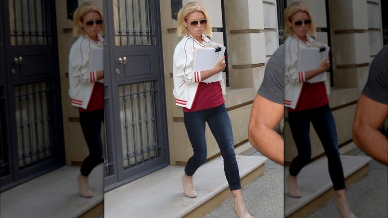 Kelly Ripa wearing skinny jeans