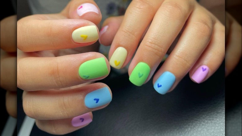 Pastel hearts manicure