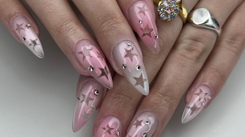 Pink airbrush nails with stars