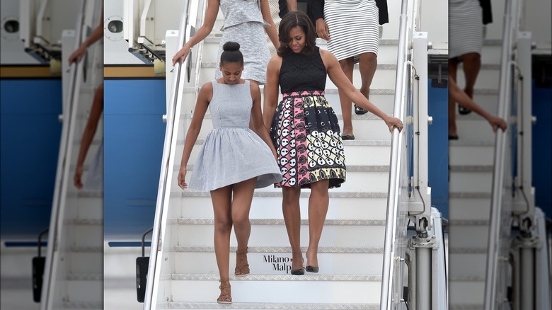 obama family getting off a plane