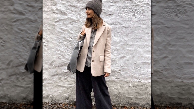 Woman with gray oversized tote