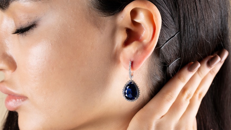 woman wearing dangling earring