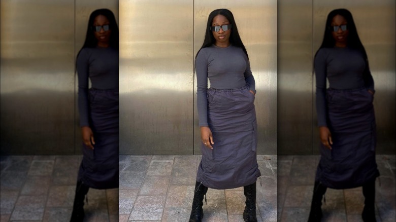 Woman wearing dark gray cargo midi skirt