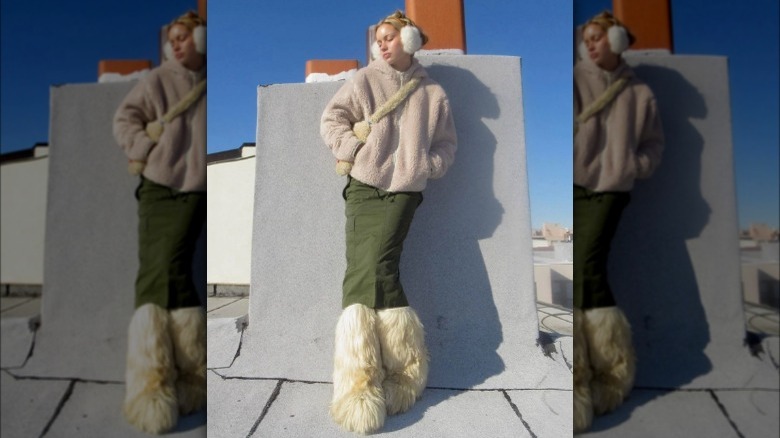 Woman wearing green cargo midi skirt