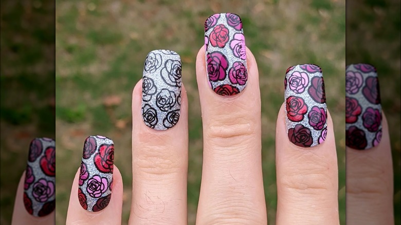 Sparkly rose manicure