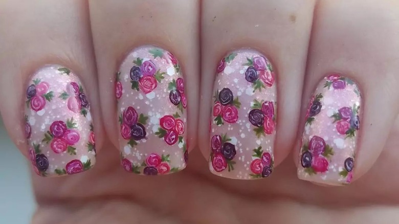 Mini rose bouquets manicure