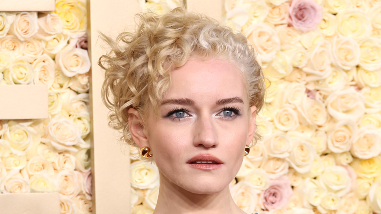 Julia Garner curly hair Golden Globes