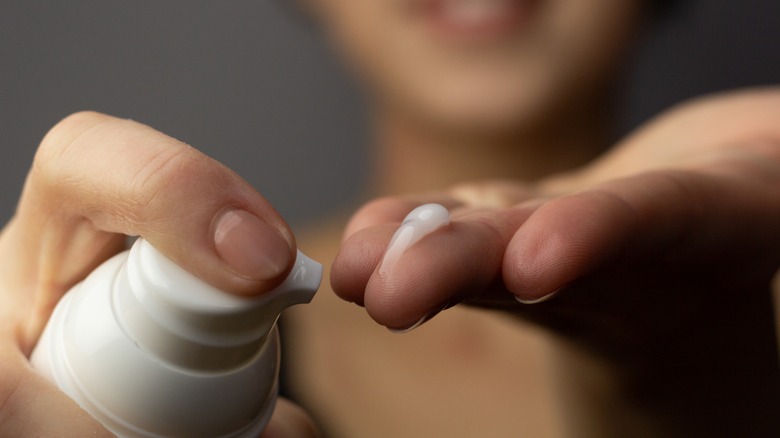 girl applying retinol on her hand