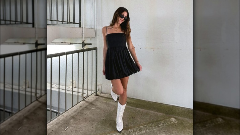 Model wearing summer black dress