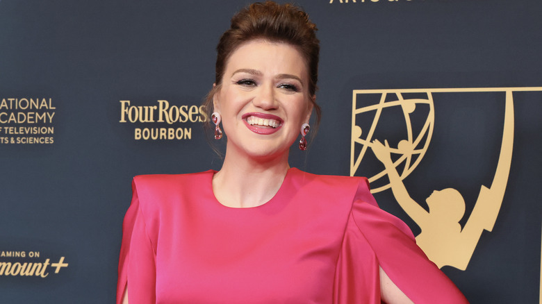 Kelly Clarkson smiling