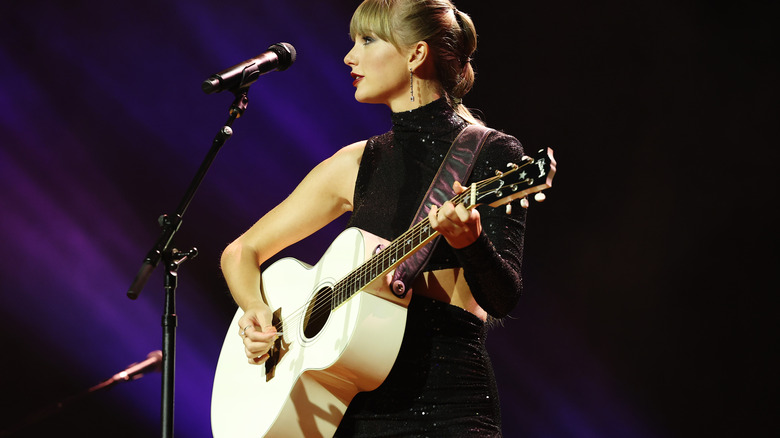 Taylor Swift performing "All Too Well"