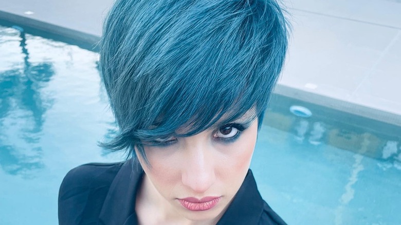 woman with Blue bixie cut