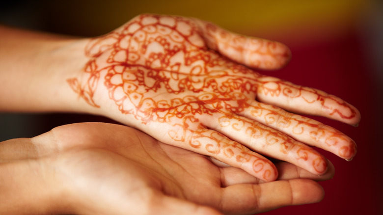 henna on hands