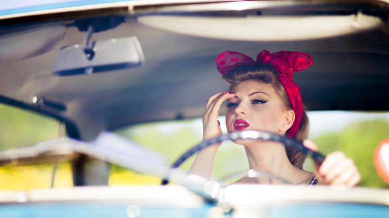 pin-up with thin eyebrows