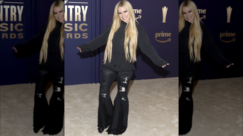 Avril Lavigne black hoodie and ripped pants