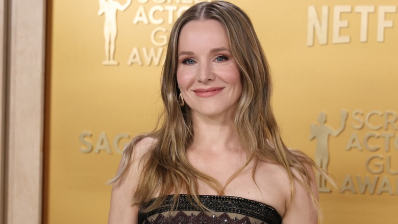 Kristen Bell in a green-and-black dress at the 2025 SAG Awards