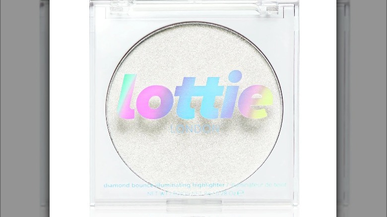 Lottie London Highlighter / Model holding highlighter