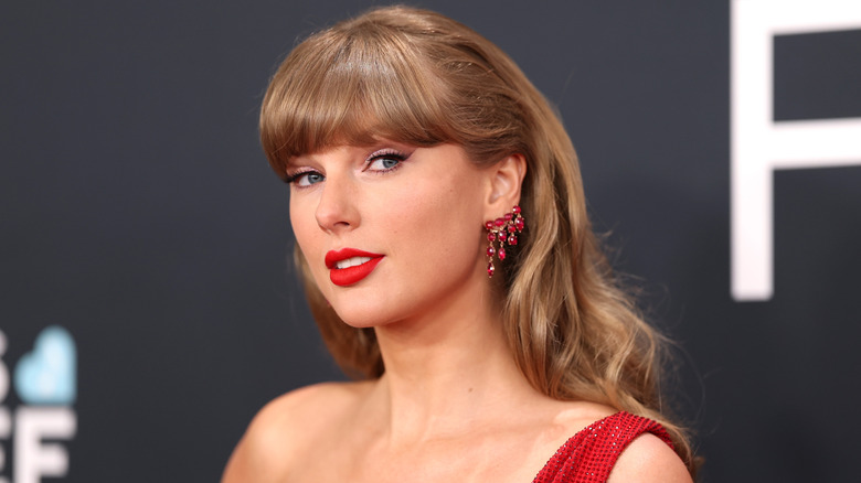 Taylor Swift in red lipstick and earrings at the Grammy Awards