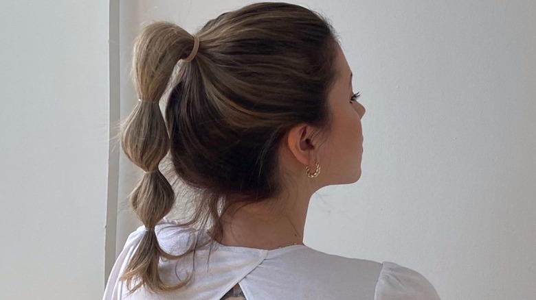 woman wearing short bubble braid ponytail