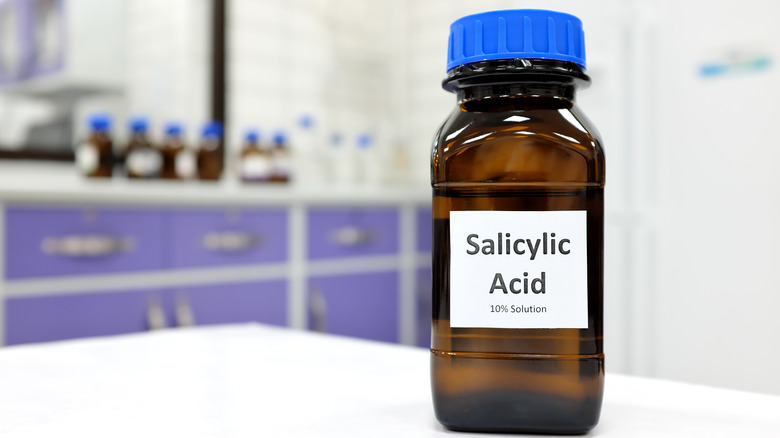 A bottle of salicylic acid 