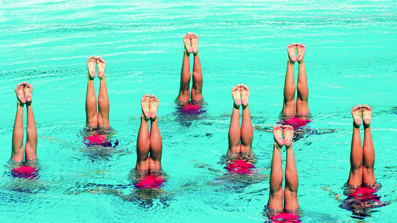 Swimmers coordinated in pool 