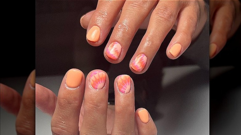Peach manicure with tie-dye nails 