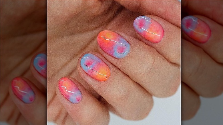Tie-dye manicure in sunset colors 