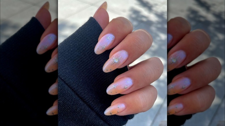 Pearlescent pink eyeshadow nails