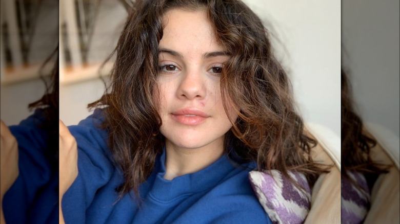 Selena makeup-free on couch