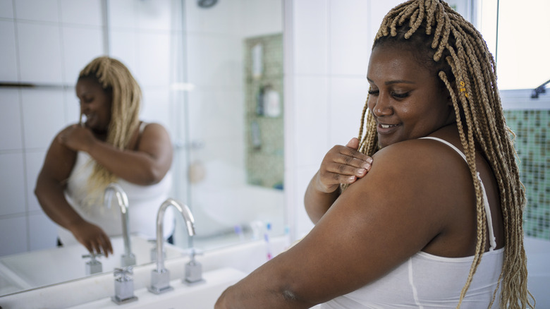 woman applying sunscreen