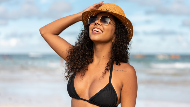 woman wearing beach hat