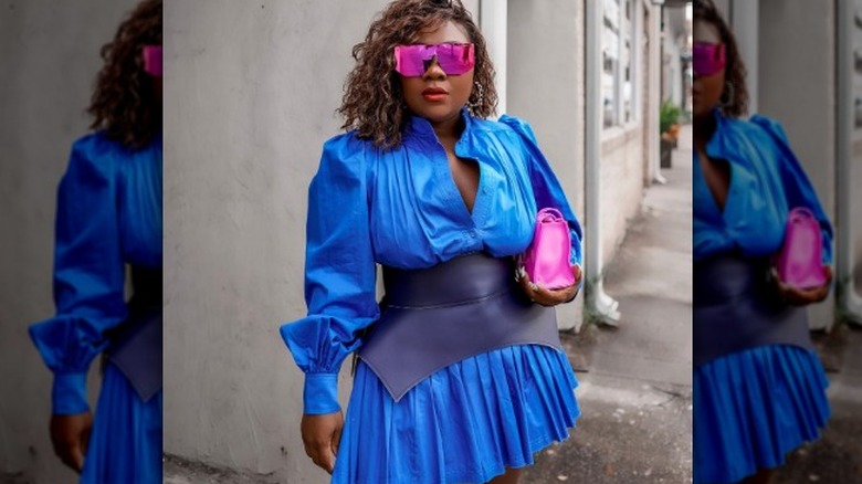 blue dress pink accessories