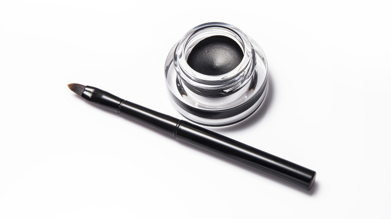 gel eyeliner pot and brush