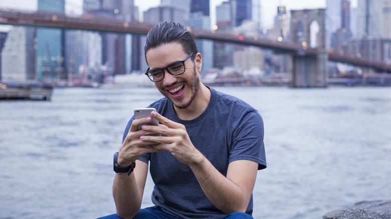 man texting in brooklyn