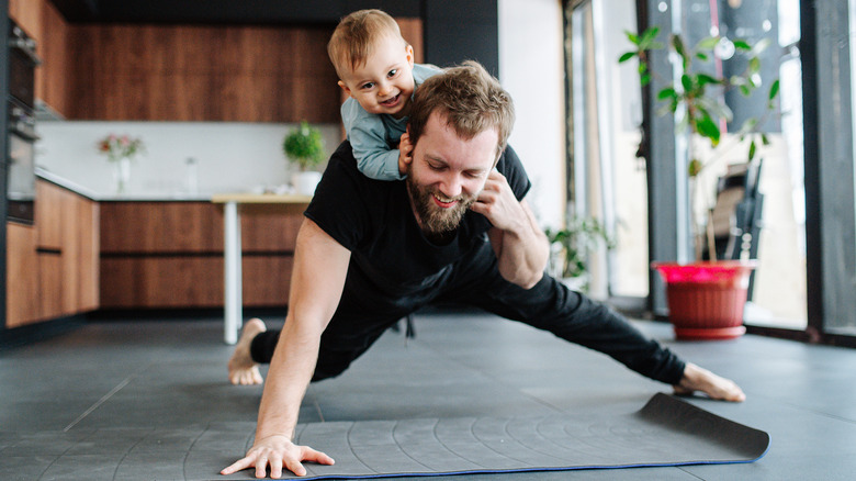 dad doing yoga with kid