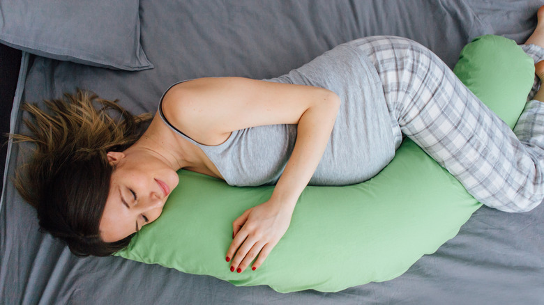 pregnant woman sleeping with pillow