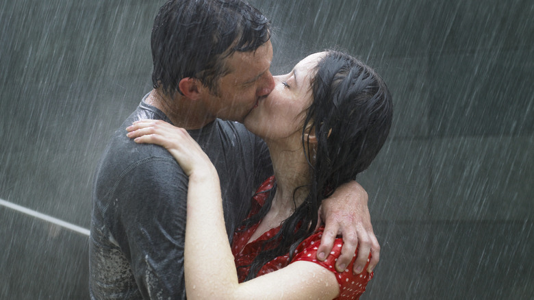 couple kissing in the rain