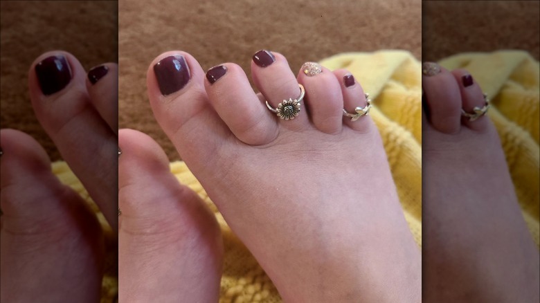 foot with toe rings
