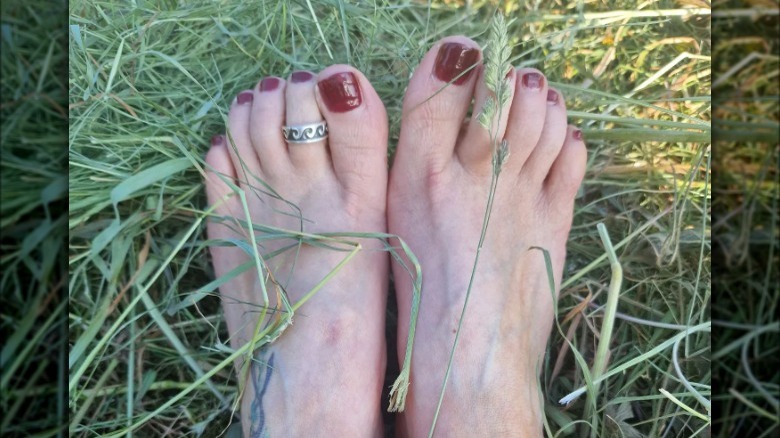 feet with a toe ring